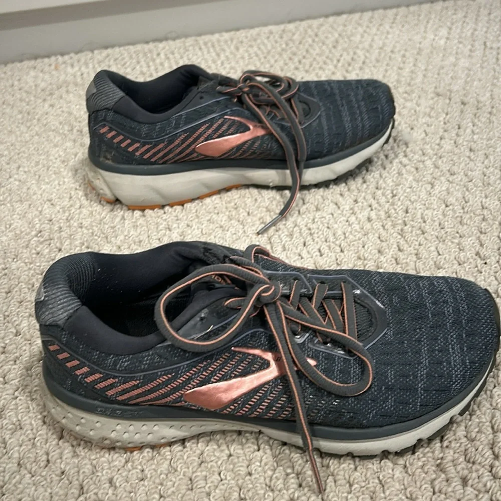 Brooks Women Ghost Tennis Shoes (size 6.5)